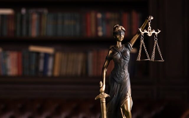 Hogan Lovells Boosts London NQ Salaries to £140,000