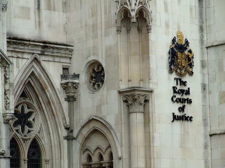 1024px-The_Royal_Courts_of_Justice_-_265